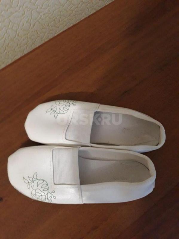 Платья р.135-140, одеты по 1 разу на мероприятия, по 500 руб.+ шорты р.140 в подарок ( вещи в отличн - Орск