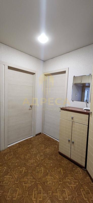 Продается трехкомнатная квартира на 1 этаже, без балкона.📍 Расположение: Удобный первый этаж. - Оренбург