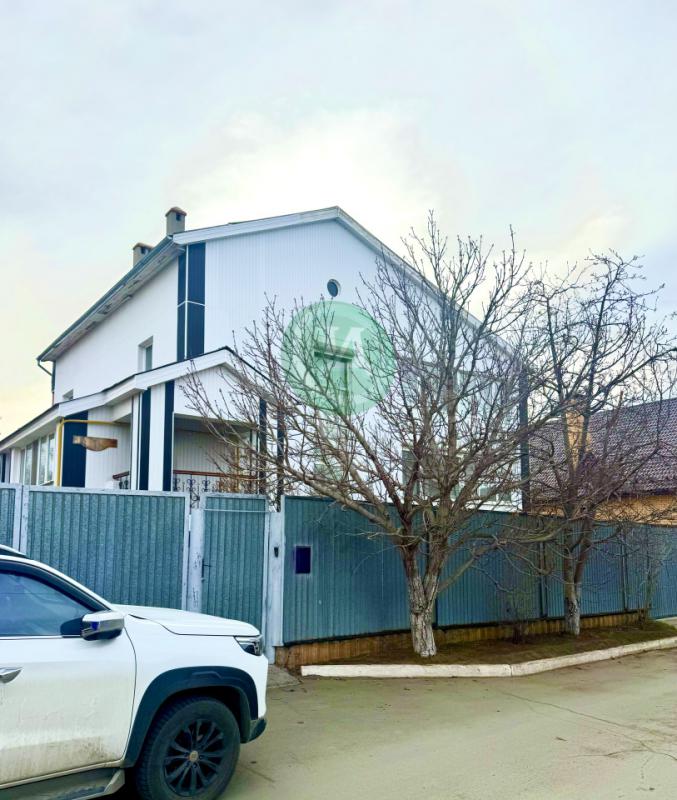 Предлагаем вашему вниманию уютный светлый 2-х этажный дом с подвалом на участке 13 соток, расположен - Орск