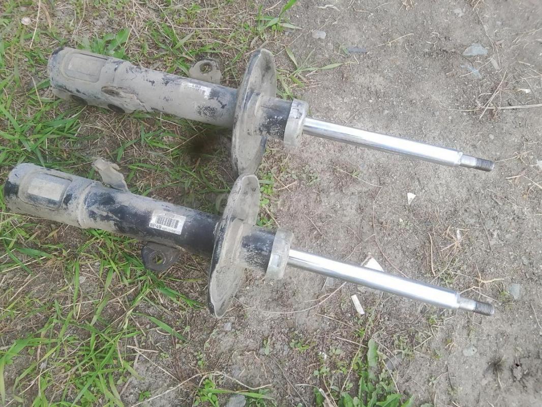 Стойки передние б. у стояли на таете аллион 2004г. 2400руб. - Орск