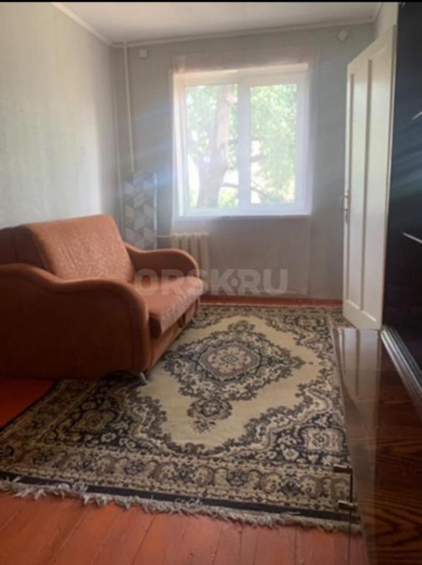 Cдaется двухкомнатная квартира на длительный срок в  центре города. - Орск