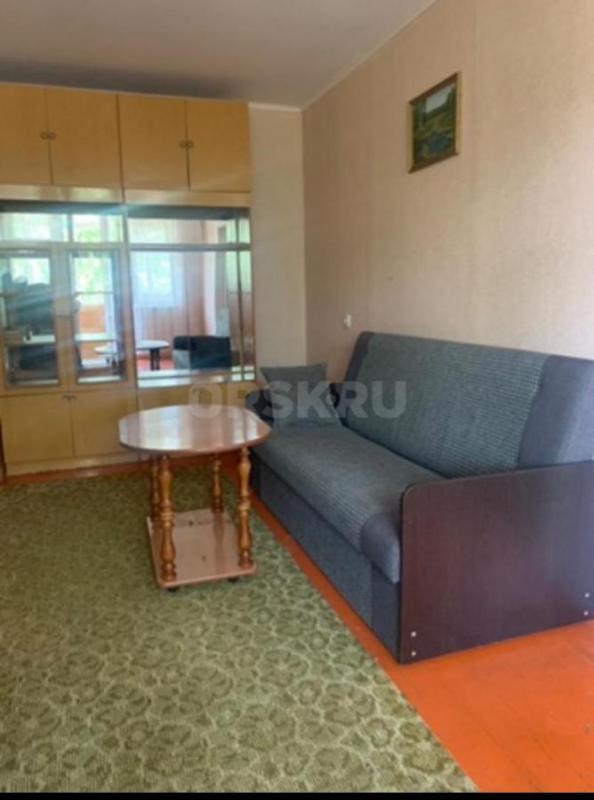 Cдaется двухкомнатная квартира на длительный срок в  центре города. - Орск