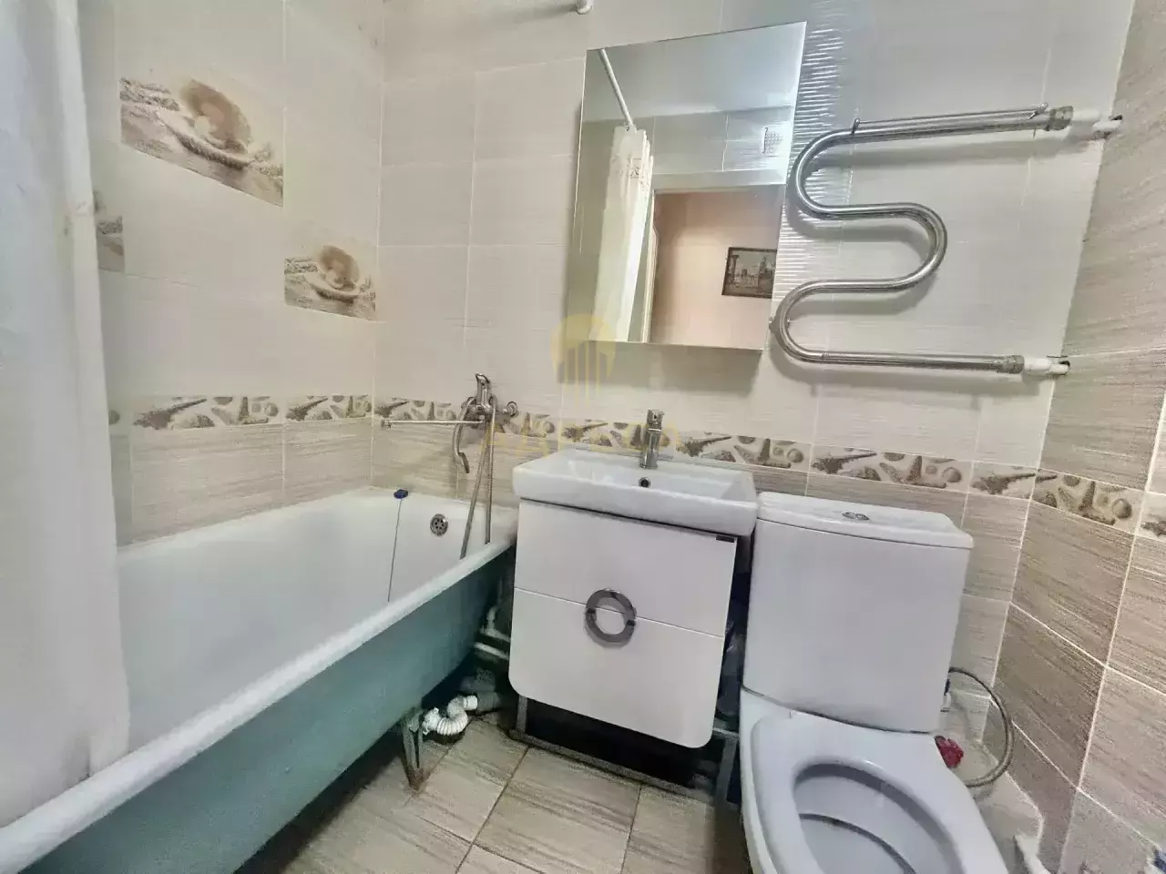 Продается светлая,просторная двухкомнатная квартира. - Оренбург