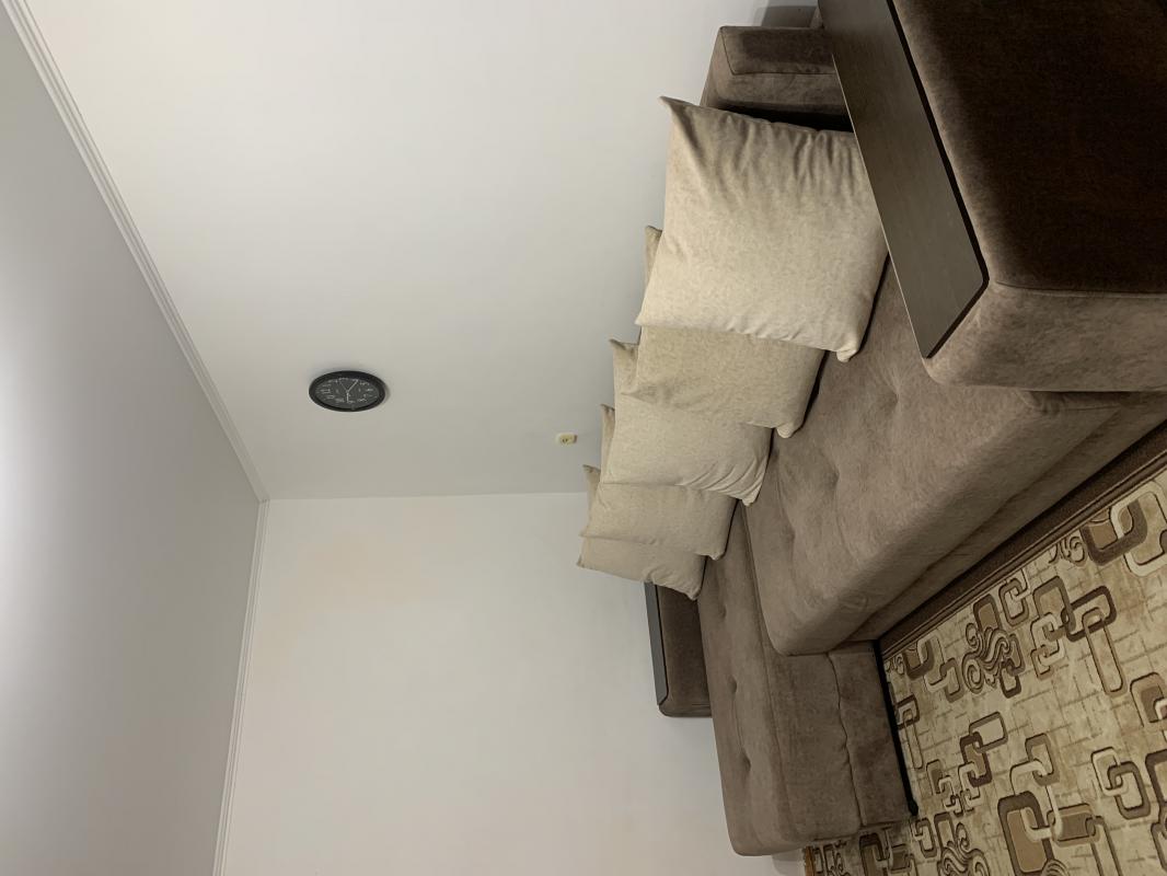 Продается 2-ух комнатная квартира в центре города, мебелирована, все что есть, остается. - Гай