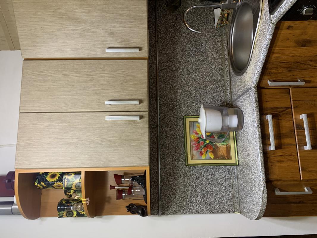 Продается 2-ух комнатная квартира в центре города, мебелирована, все что есть, остается. - Гай