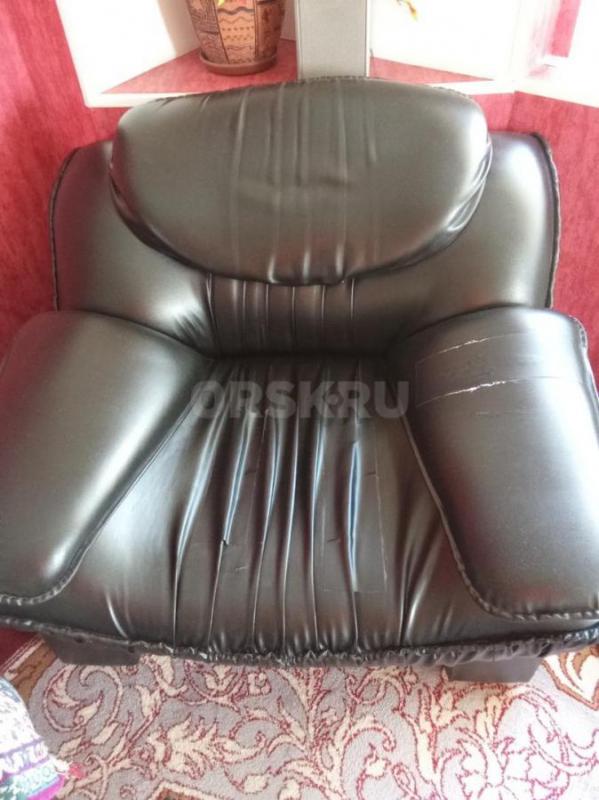 Продам 2 больших кресла из кож. - Орск
