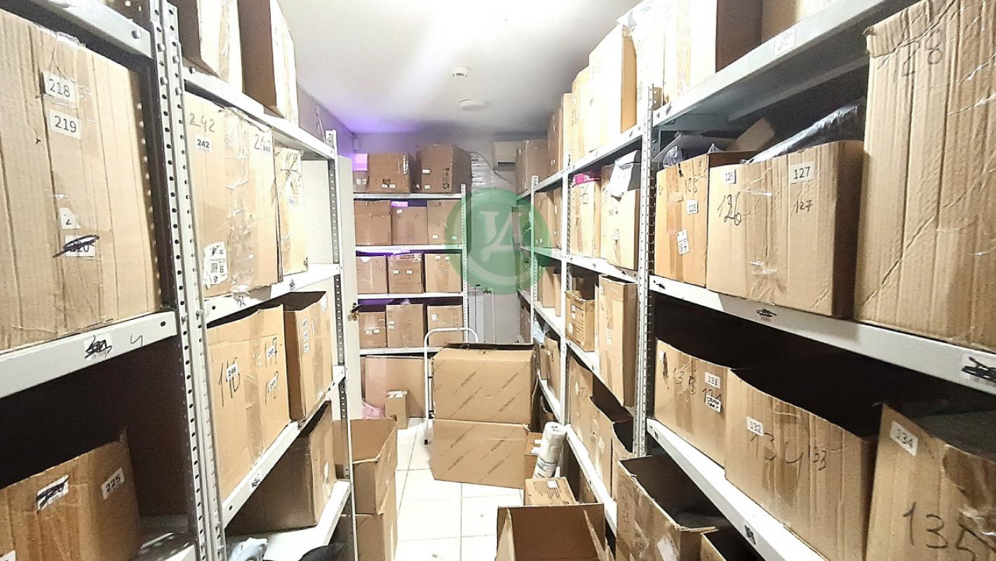 Продам встроенное нежилое помещение на 1 этаже многоквартирного жилого дома. - Орск