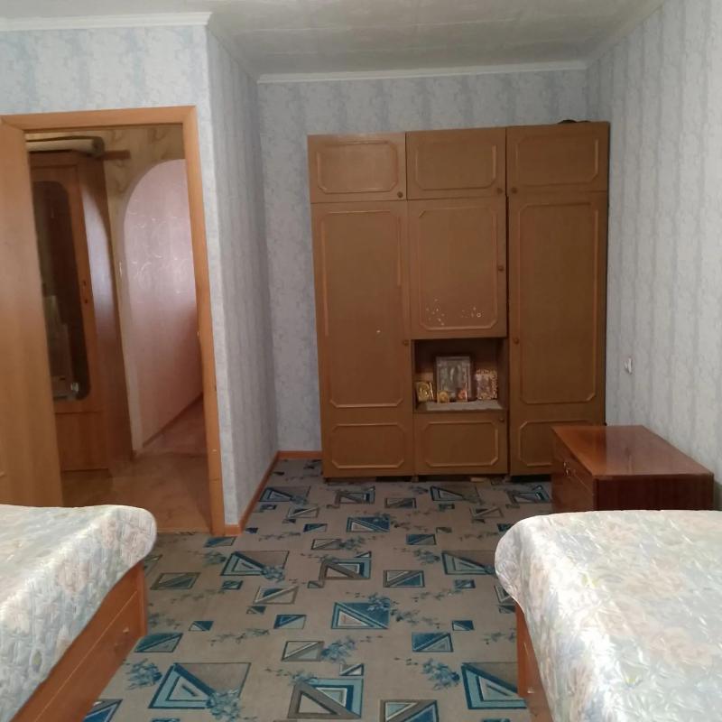 Продается 2-комнатная квартира на первом этаже пятиэтажного дома 
Удобная планировка – комнаты 
разд - Новотроицк