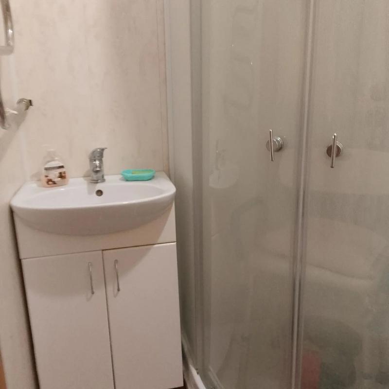 Продается 2-комнатная квартира на первом этаже пятиэтажного дома 
Удобная планировка – комнаты 
разд - Новотроицк