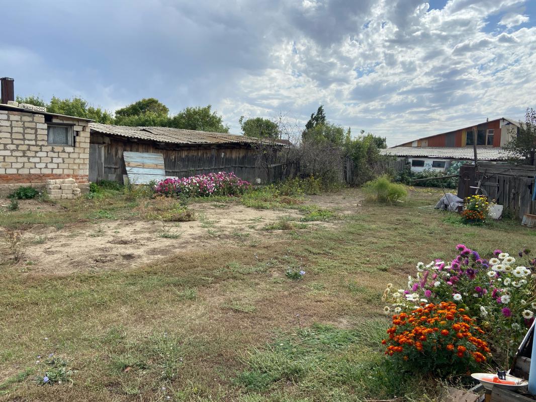 продается земельный участок с домом и другими постройками в село Банное, между г. - Орск