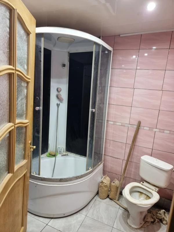 В доме есть вода газ новый котел настенный и горячая вода переливной септик во всём доме тёплый пол - Новотроицк