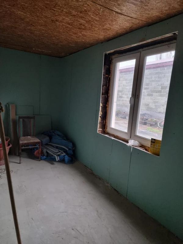 В доме есть вода газ новый котел настенный и горячая вода переливной септик во всём доме тёплый пол - Новотроицк