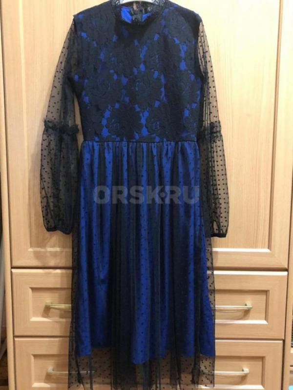 Спортивные костюмы, на штанах по краям белые лампасы р.40-42 по 800 руб. , платья р.42 по 800 руб. , - Орск