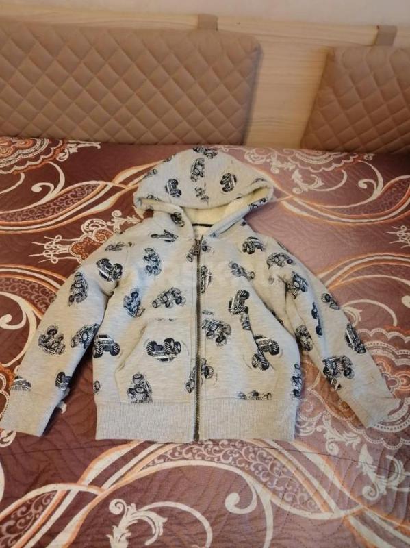 Продам вещи на мальчика: утепленный жилет отличного качества внутри хлопок размер 116-122 одевали не - Орск