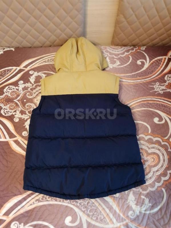 Продам вещи на мальчика: утепленный жилет отличного качества внутри хлопок размер 116-122 одевали не - Орск