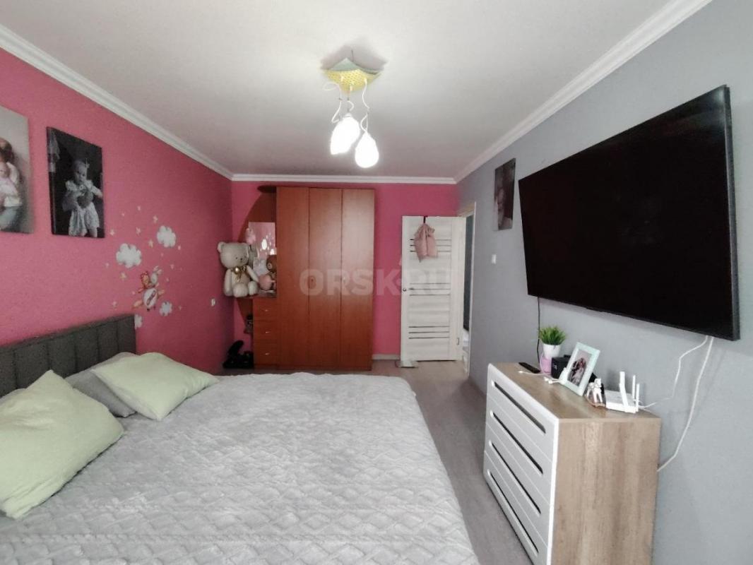 Продаётся уютная трёхкомнатная квартира площадью 61.3 квадратных метра, расположенная на первом этаж - Орск