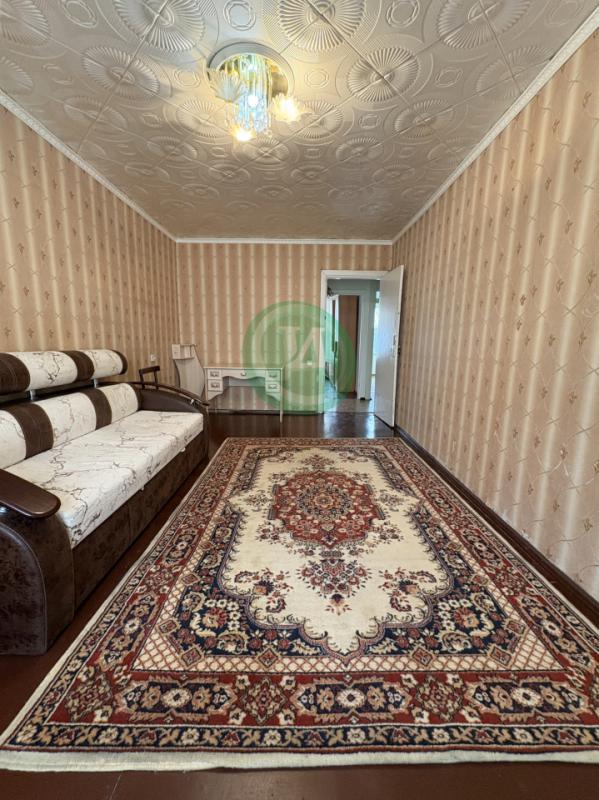 Продам двух комнатную квартиру, планировка распашонка (все комнаты раздельные), нв первом этаже пяти - Орск