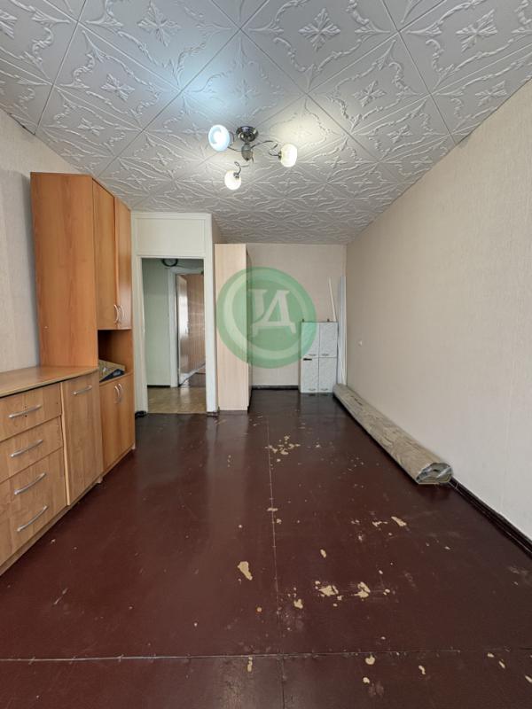 Продам двух комнатную квартиру, планировка распашонка (все комнаты раздельные), нв первом этаже пяти - Орск