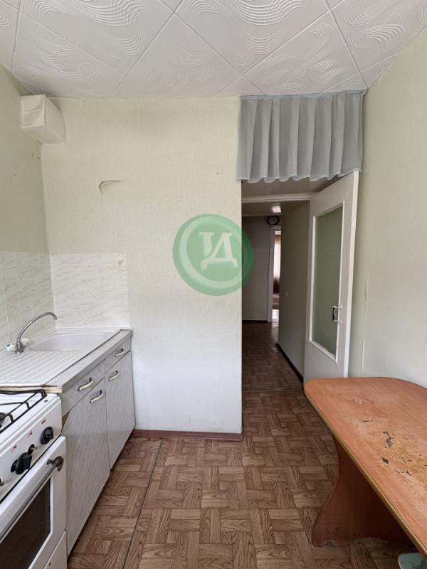 Продам двух комнатную квартиру, планировка распашонка (все комнаты раздельные), нв первом этаже пяти - Орск