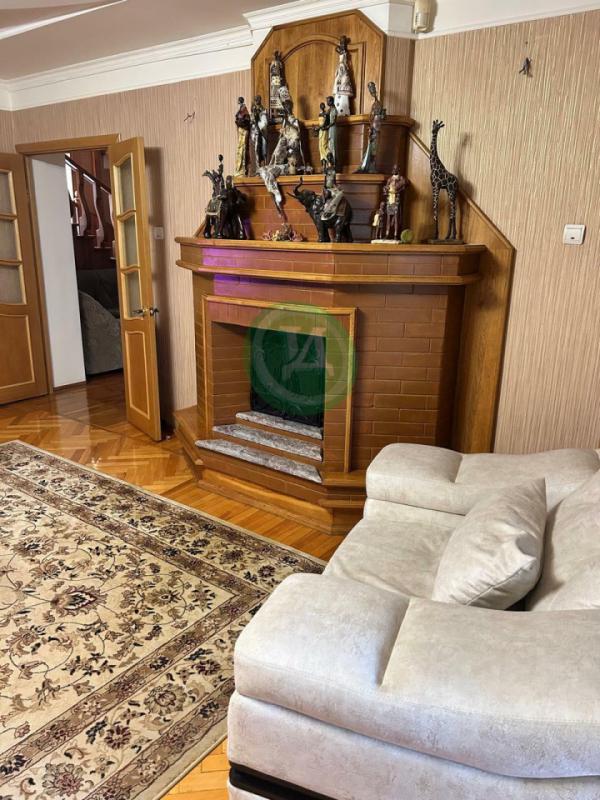 Предлагаем вашему вниманию уютный светлый 2-х этажный дом с подвалом на участке 13 соток, расположен - Орск