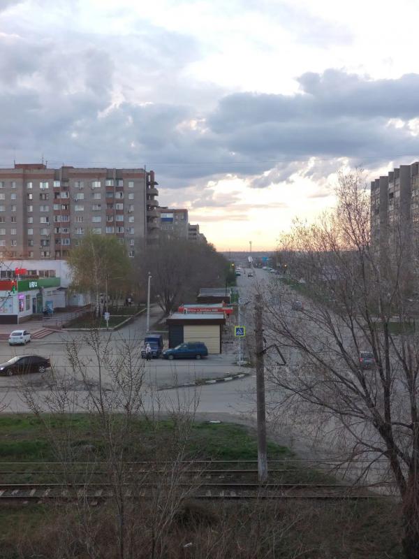 квартира находится на 240 кв,  в 3- х этажном кирпичном доме. - Орск
