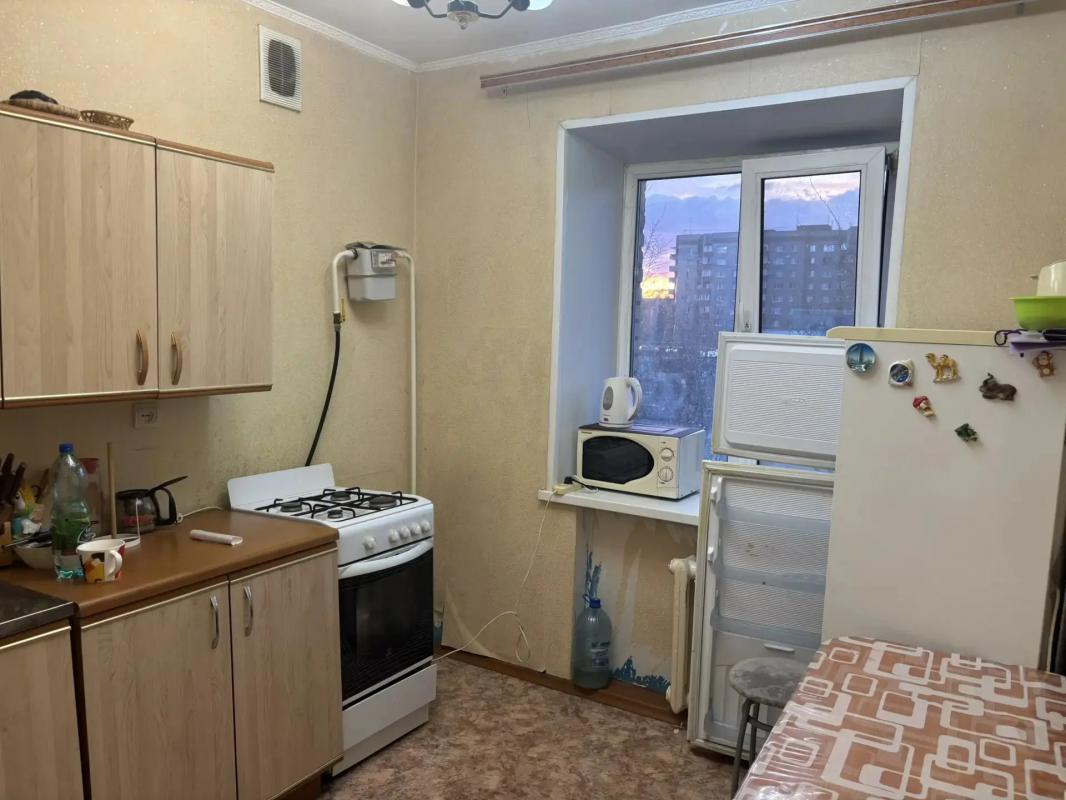 квартира находится на 240 кв,  в 3- х этажном кирпичном доме. - Орск