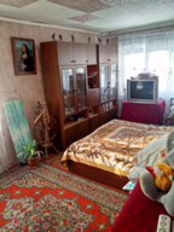 3 комнатная косметический ремонт,пластиковые окна,лоджия,рядом с домом школа,детский сад,детская бол - 