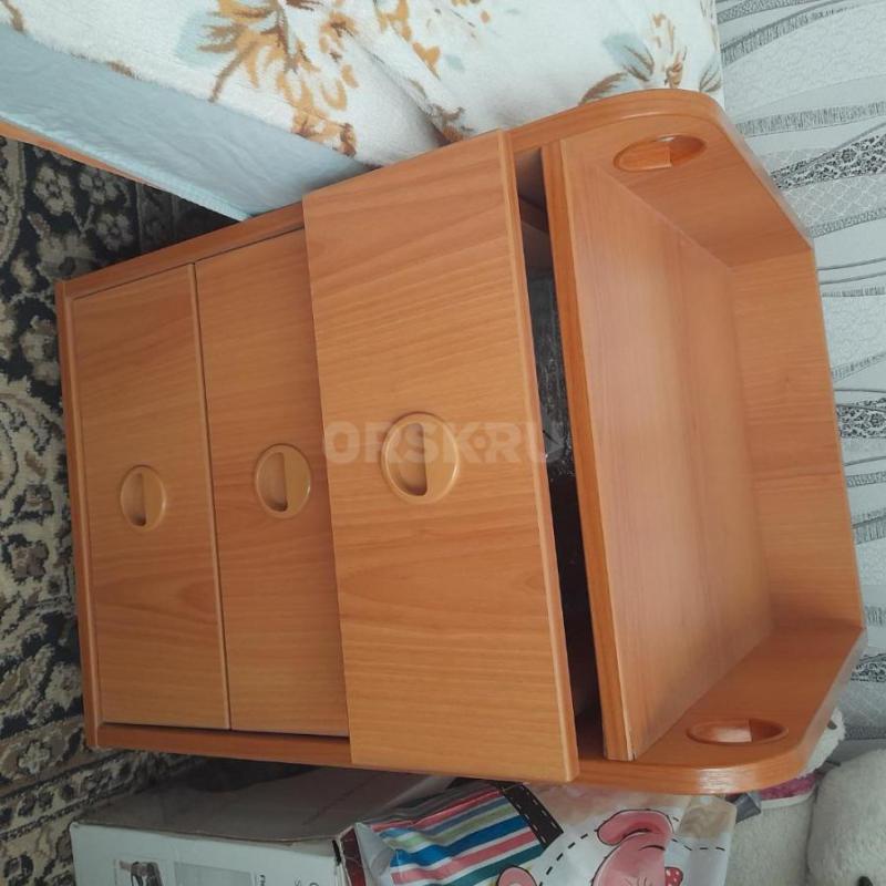 Продам письменный стол с тумбой, ЛДСП, ш65см х д1100см х в73см , тумбочку можно закатить под письмен - Орск