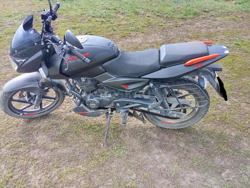 BAJAJ Pulsar 180 в хорошем состоянии, есть небольшие потертости пластика. - Орск