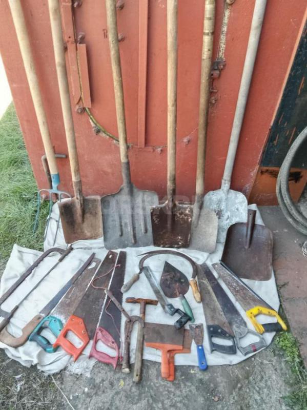 Продам лопаты,виды , ножовки ,серпы , шпателя , тяпку , веткорез , мастерок по 300 рублей за штуку. - Орск