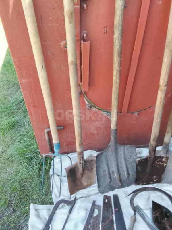 Продам лопаты,виды , ножовки ,серпы , шпателя , тяпку , веткорез , мастерок по 300 рублей за штуку. - Орск