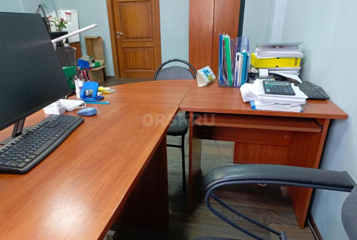 Продам два офисных стола в хорошем состоянии. - Орск