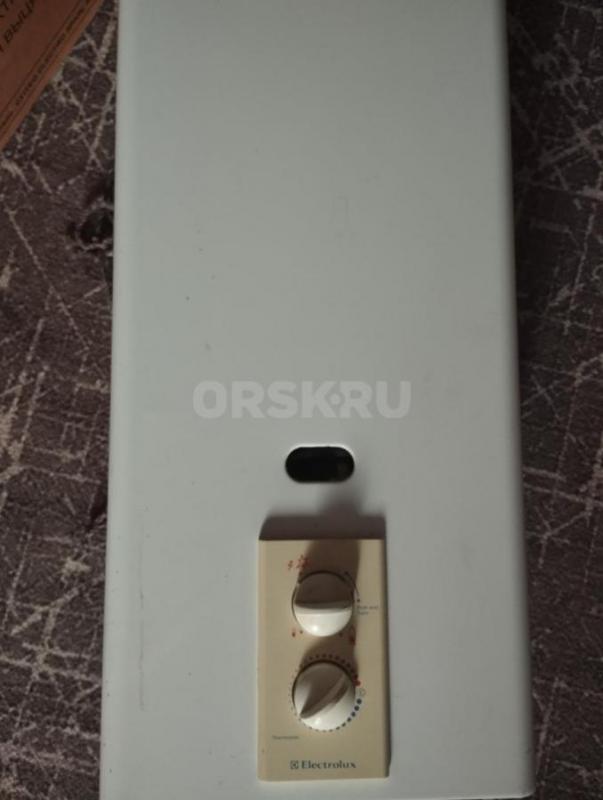 Продам плиту электрическую с духовкой"Мечта" и газовую колонку для горячей воды &a - Орск