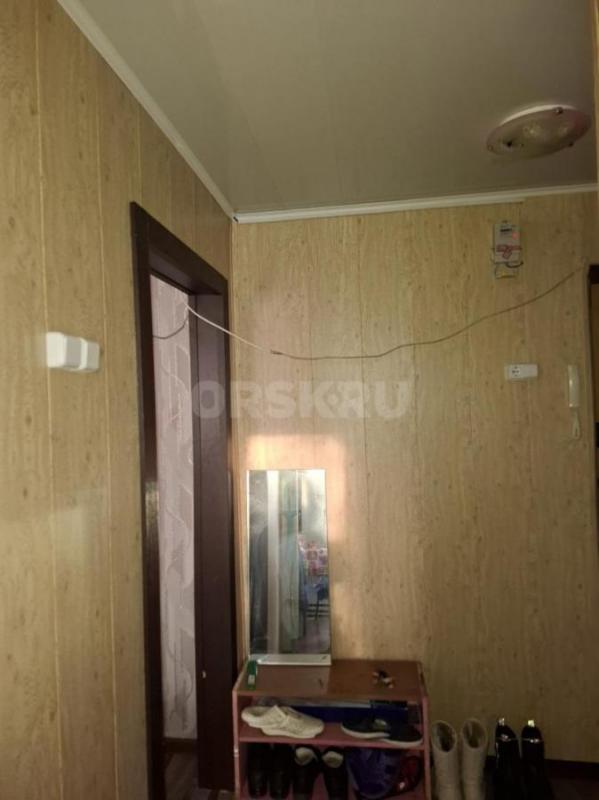 В продаже светлая, уютная 2-х ком квартира, расположенная на 3-м этаже в трех этажном панельном доме - Орск