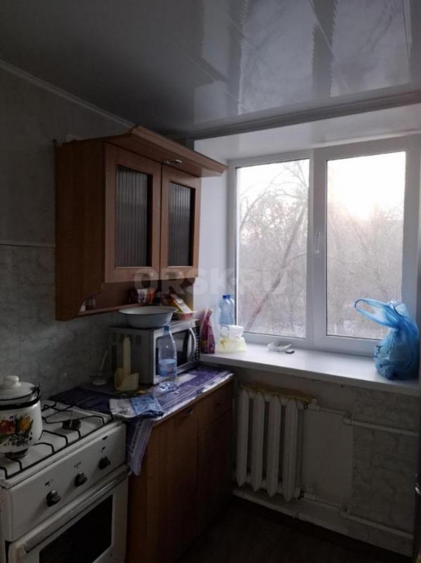 В продаже светлая, уютная 2-х ком квартира, расположенная на 3-м этаже в трех этажном панельном доме - Орск