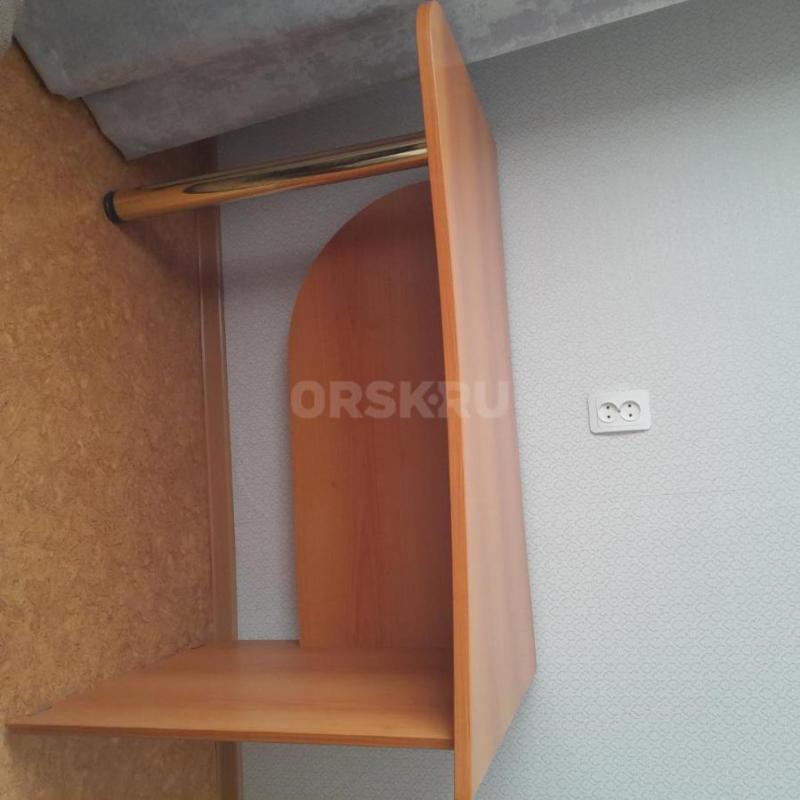 Продам письменный стол с тумбочкой (стол- высота73см х ширина65см х длина 110см, тумба – в54см х ш40 - Орск