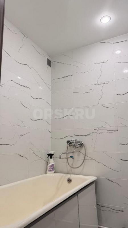 Продам 2-ух комнатную квартиру в районе остановки "6 школа". - Орск