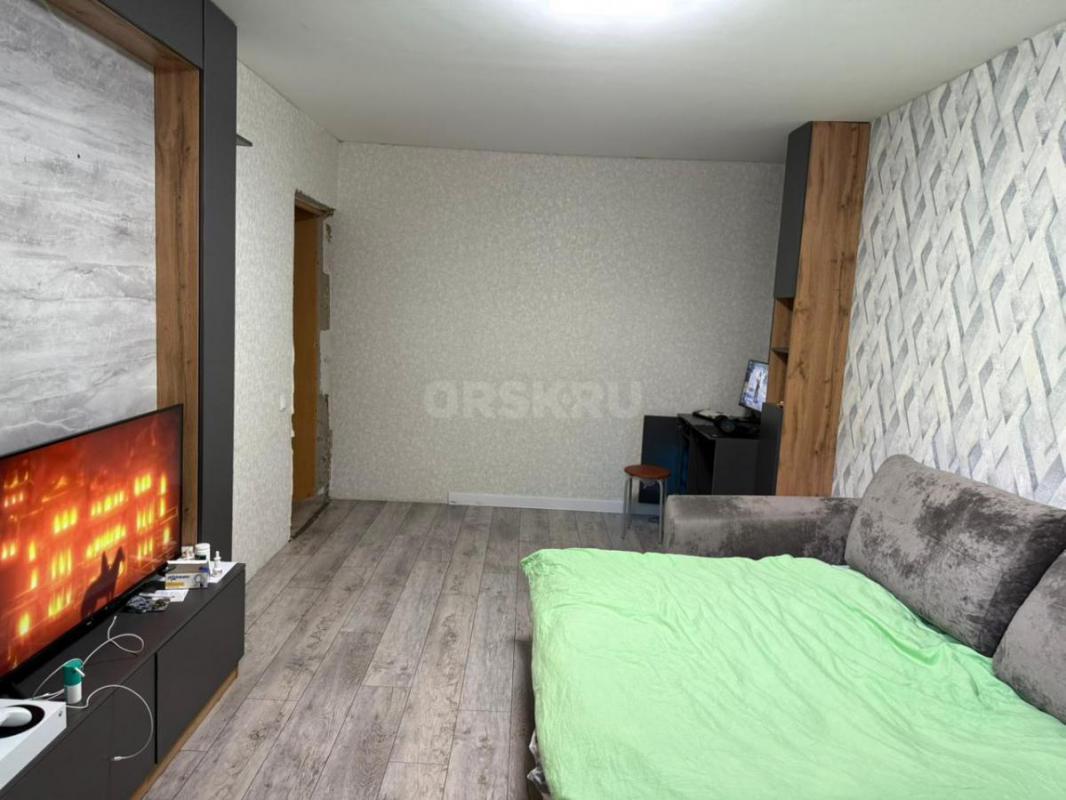 Продам КВАРТИРУ ДВУХКОМНАТНАЯ 47м2 1 этаж хороший ремонт осталось сделать в коридоре ремонт встроенн - Орск