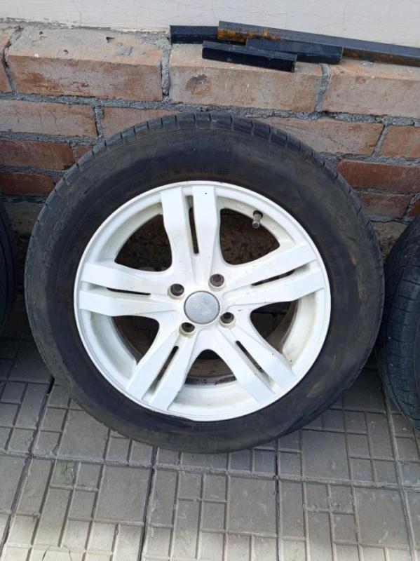 Продам летние колеса R15 4*100 б/у стояли на Киа Рио 3 на одном колесе боковой порез - Орск