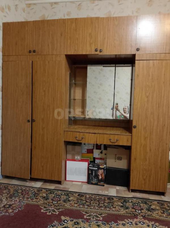 Продам недорого :диван,два кресла-кровати,тумбочки 2шт.,стенку от спального гарнитура. - Орск
