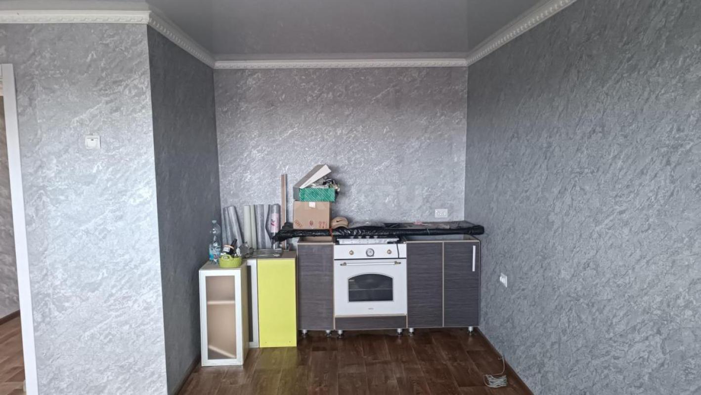 Продам однокомнатную квартиру улучшенной планировки, санузел совмещённый в кафеле, большая кухня, пл - Орск