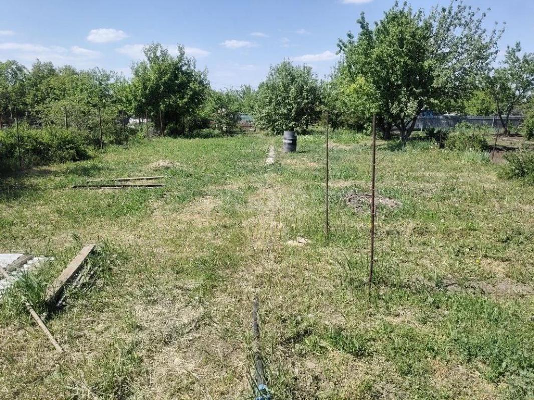 Продам садовый участок в СНТ ОСЕНЬ в хорошей локации,есть насождение: яблони 3 вида,слива 2 вида, ви - Орск