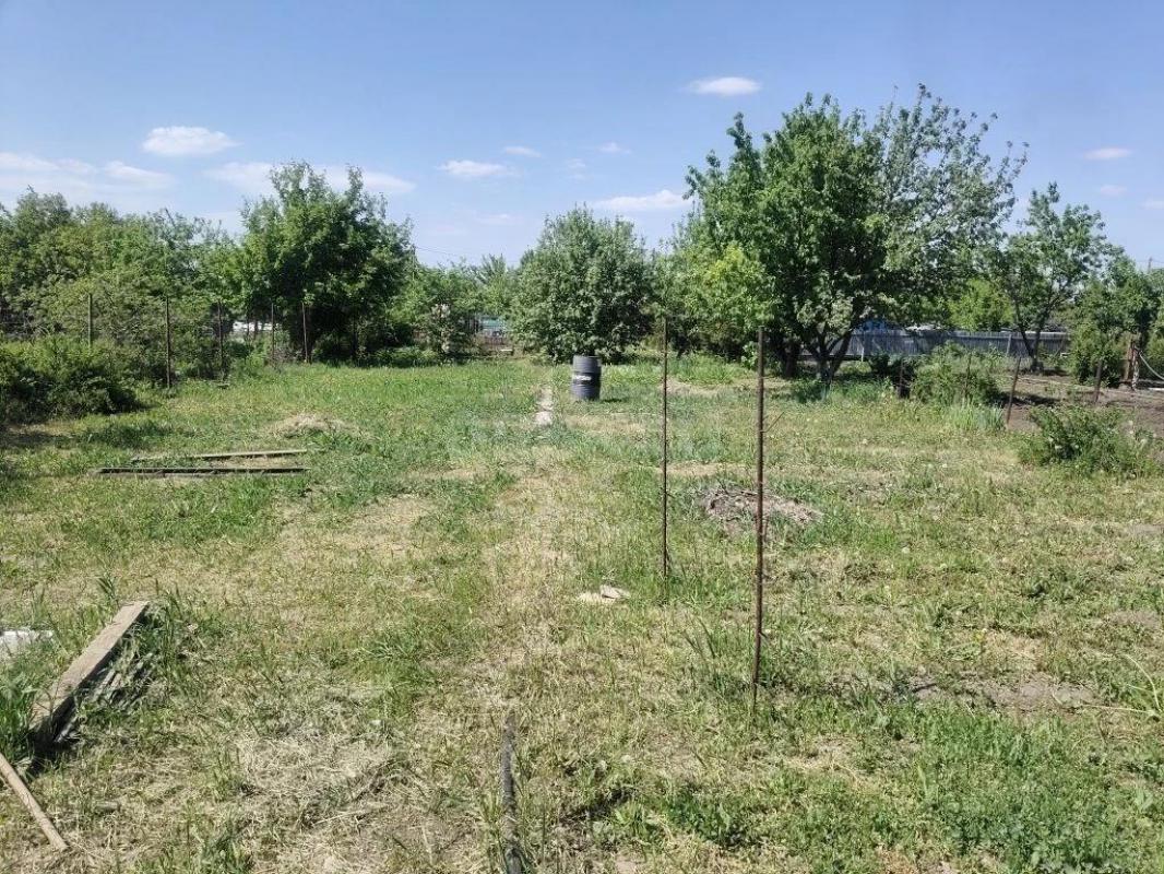 Продам садовый участок в СНТ ОСЕНЬ в хорошей локации,есть насождение: яблони 3 вида,слива 2 вида, ви - Орск