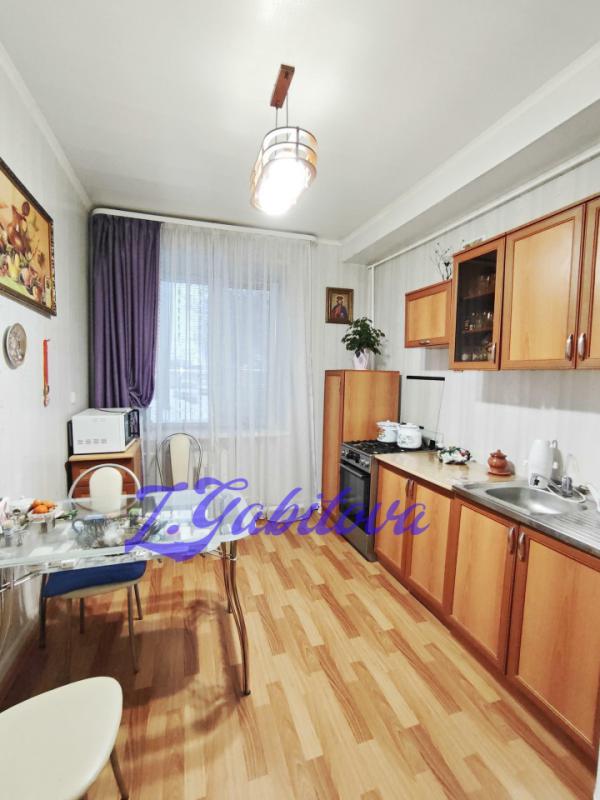 Продаётся уютная трехкомнатная квартира площадью 80.1 квадратных метров на первом этаже двухэтажного - Орск