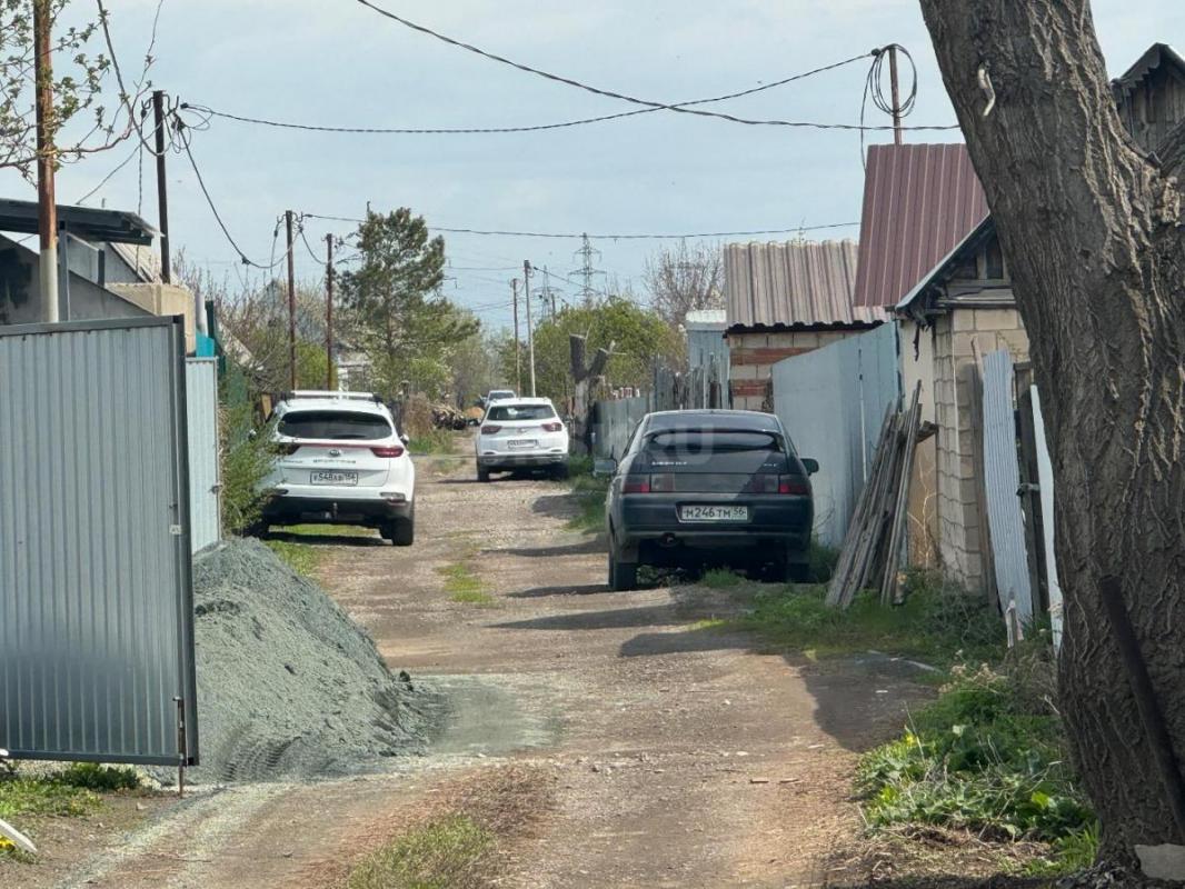 Продам  Дачу по улице Энергетиков 
СНТ урожай 
Свет круглый год 
Вода поливная летом 
Очень близ - Орск