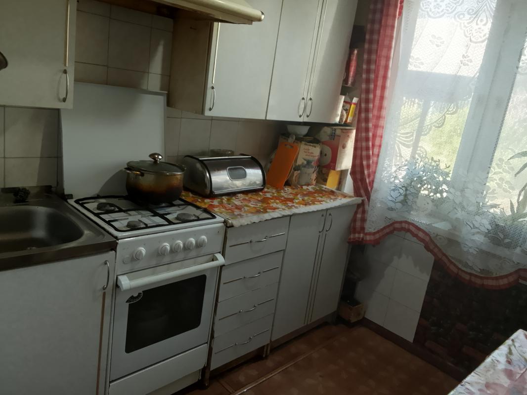 Продам трёхкомнатную квартиру на первом этаже пятиэтажного дома, площадью 46,9 квадратных метров. - Орск