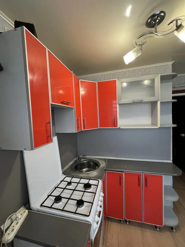Продам 2 комнатную квартиру,  на 5 этаже, кирпичный дом, квартира с ремонтом, с застекленным балконо - Гай