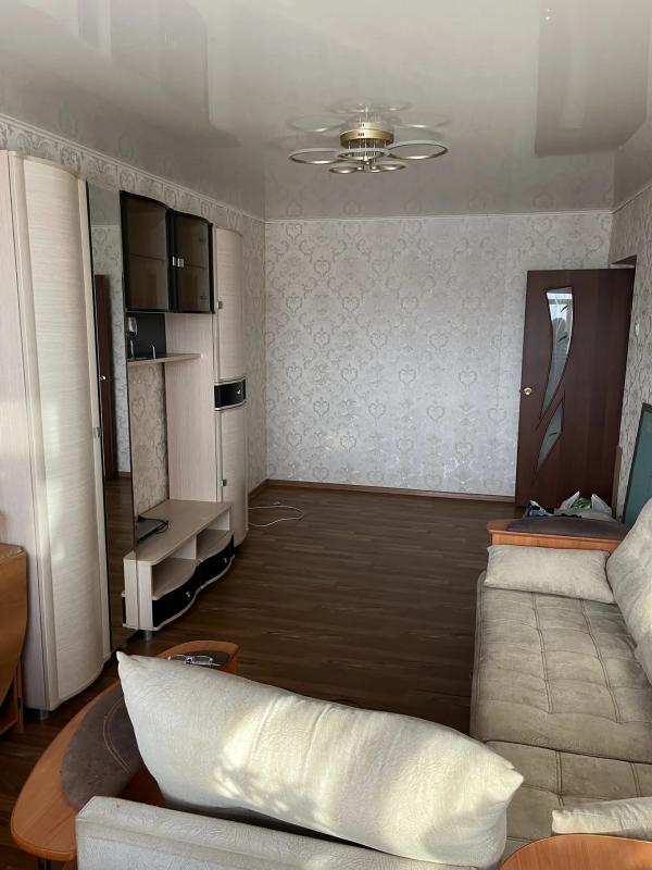 Продам 2 комнатную квартиру,  на 5 этаже, кирпичный дом, квартира с ремонтом, с застекленным балконо - Гай