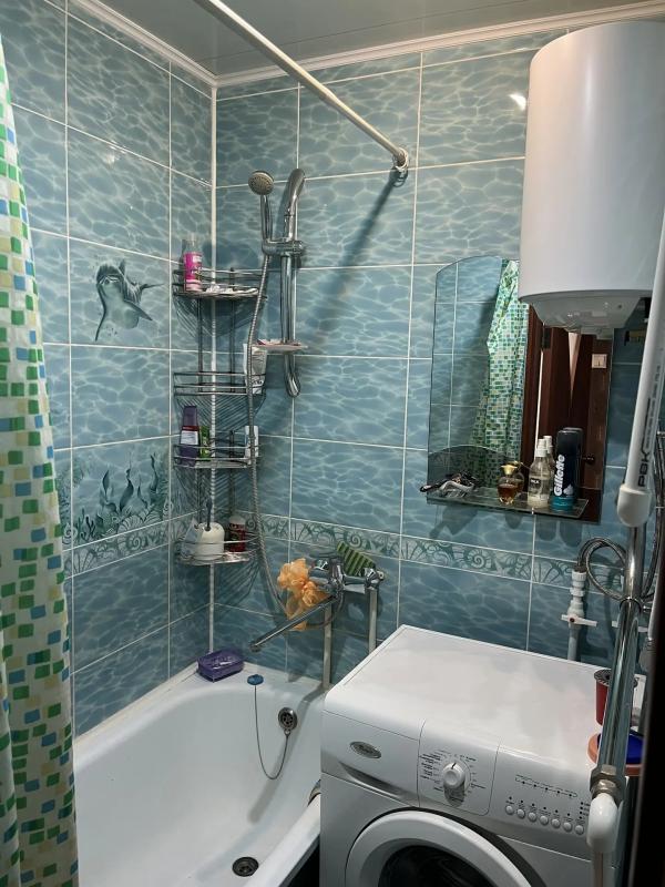 Продам 2 комнатную квартиру,  на 5 этаже, кирпичный дом, квартира с ремонтом, с застекленным балконо - Гай