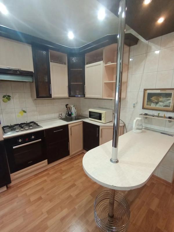 Продам большую однокомнатную квартиру на 2 этаже 5-ти этажного кирпичного дома в центре города Новот - Новотроицк